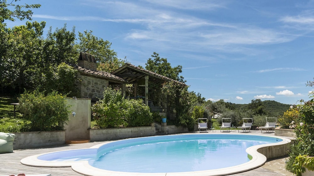 Campodalto 8 Emma Villas — 4-Star Luxury Hotel in Paciano, Italy
