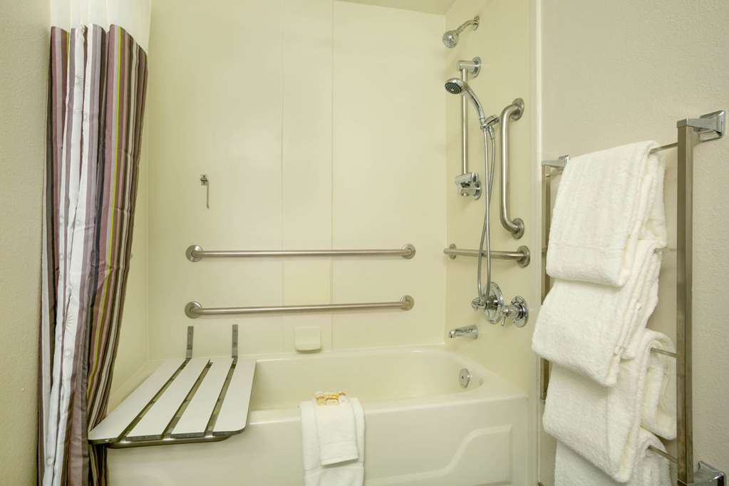 La Quinta Inn & Suites by Wyndham St. Louis Westport - photo 21