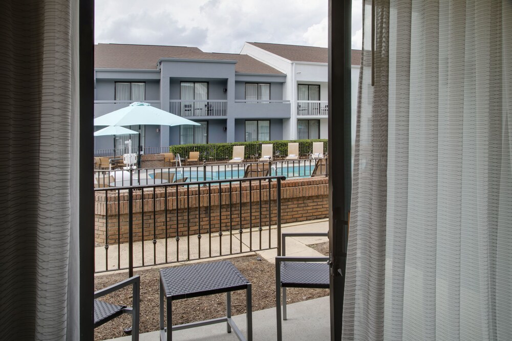 Courtyard Atlanta Windy Hill Ballpark - photo 21