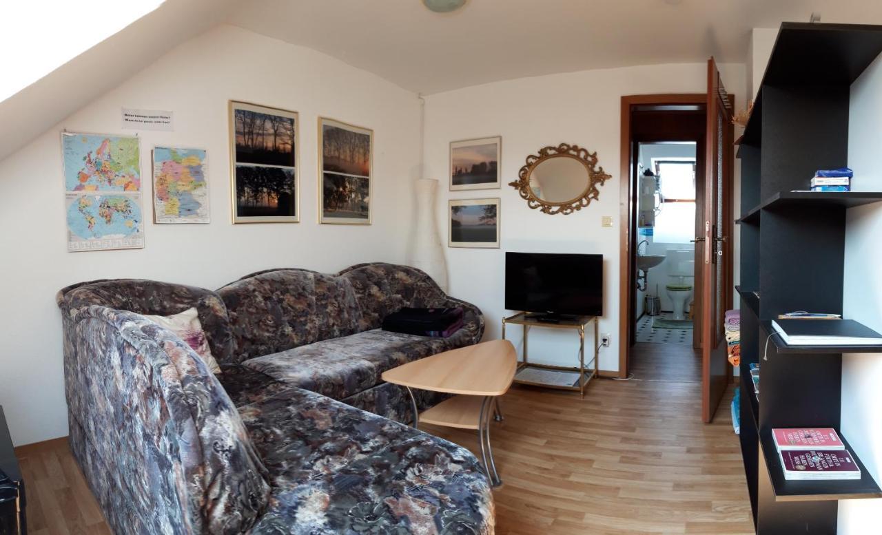 Zwei ruhige private Gästezimmer nahe U Bahn — hotel near Nuremberg Airport