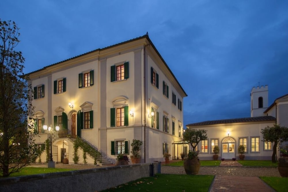 Relais Villa Scarfantoni B&B — 4-Star Luxury Hotel in Montemurlo, Italy