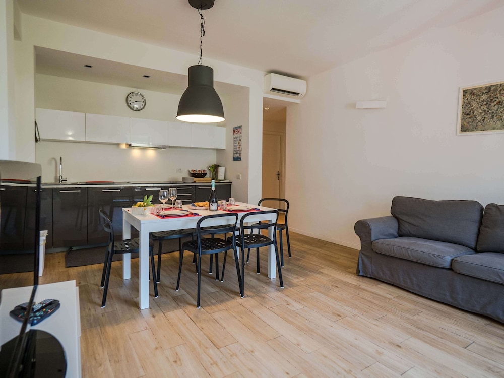 Scimiscià 2 bedroom Apartment with AC — 4-Star Luxury Hotel in Monterosso Al Mare, Italy