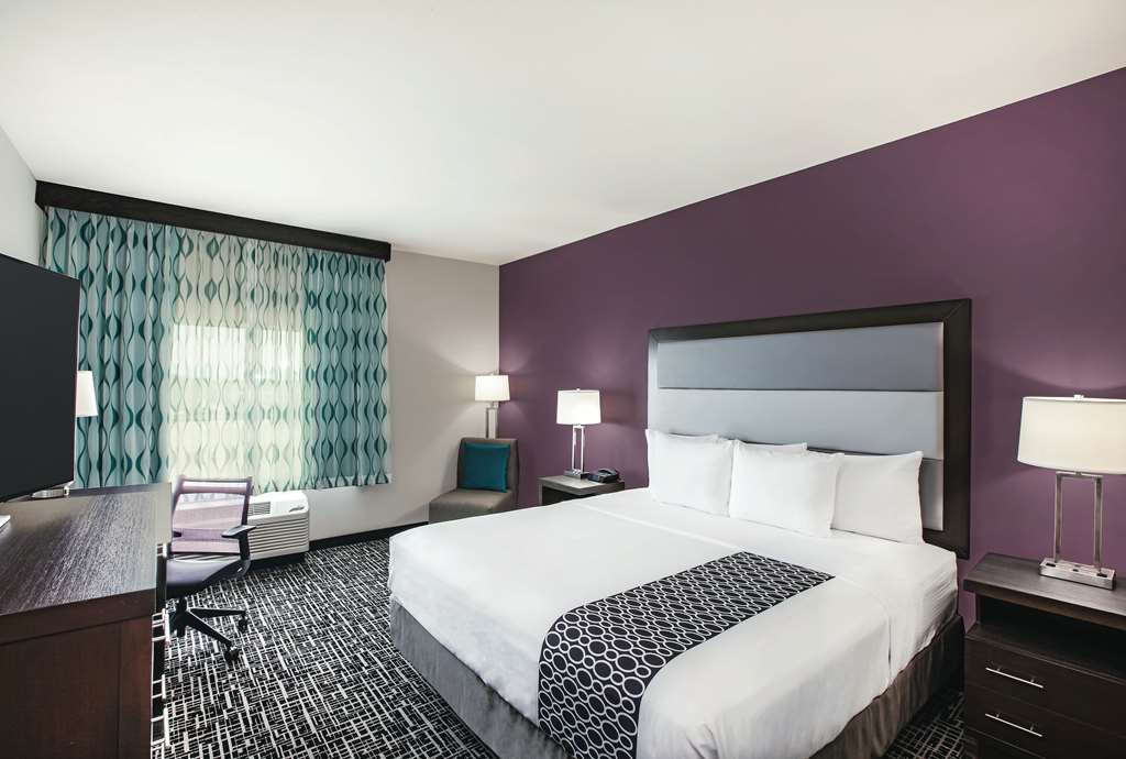 La Quinta Inn & Suites by Wyndham McAllen La Plaza Mall - photo 25