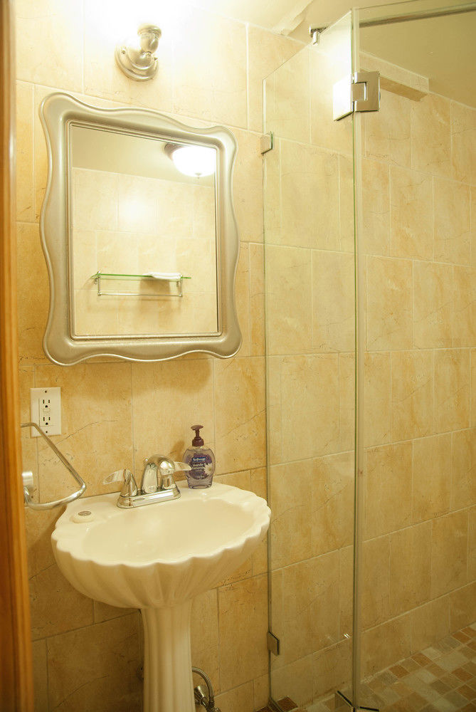 Luxury Suites Upper West Brownstone - photo 36