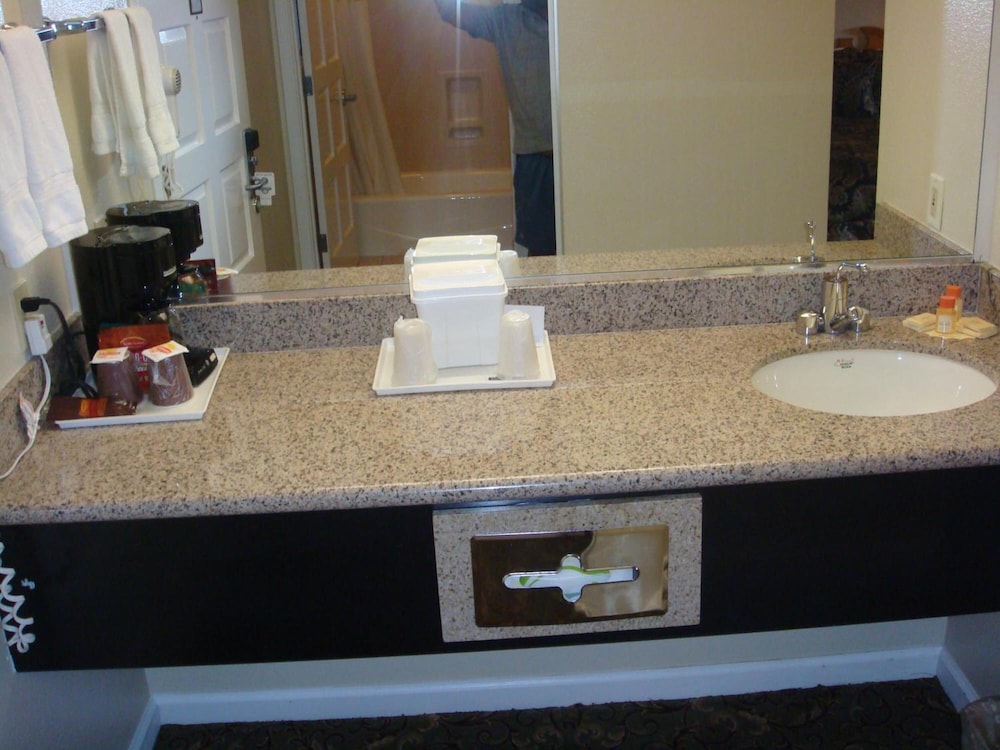 The Miramar Inn and Suites - photo 19