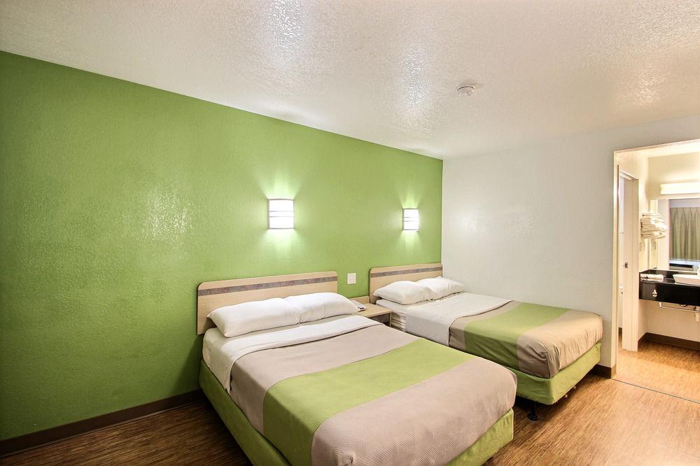 Motel 6 Milwaukee West Brookfield - photo 9