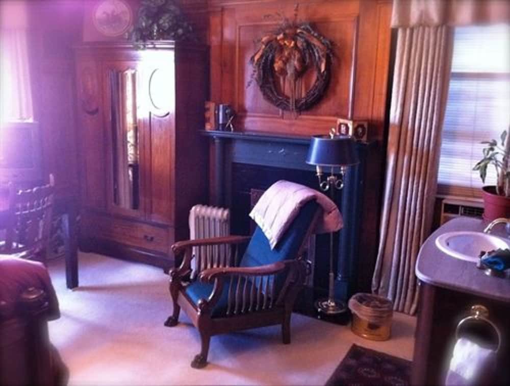 Brass Pineapple Inn - photo 14
