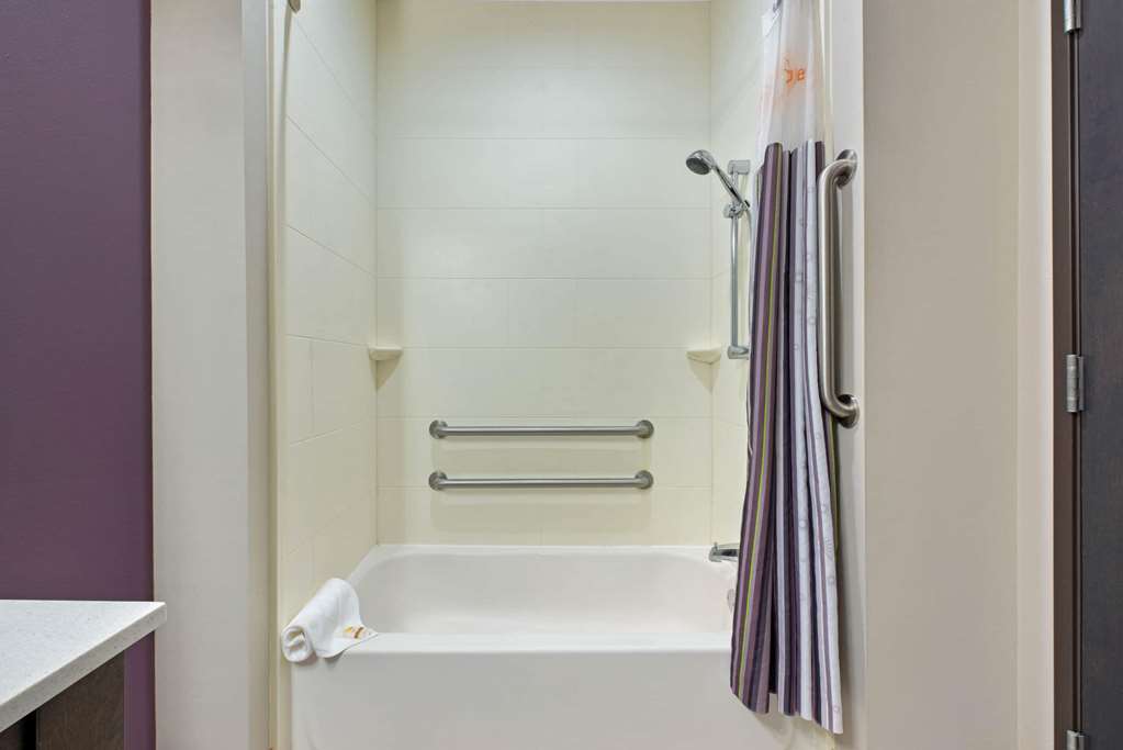 La Quinta Inn & Suites by Wyndham Lake Charles Westlake - photo 9
