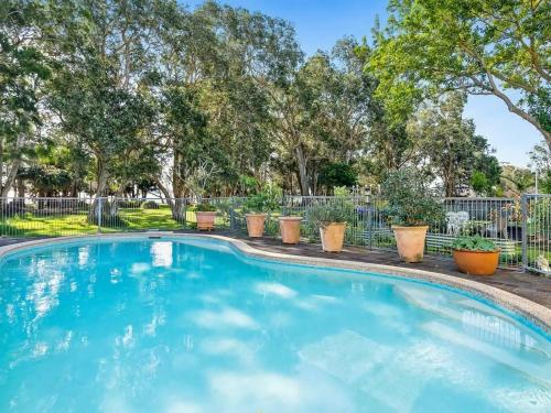 Waterfront Pet Friendly Abode Toukley NSW — hotel in Toukley