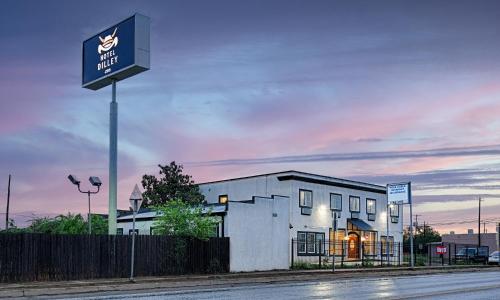 Hotel Dilley Grand - photo 9