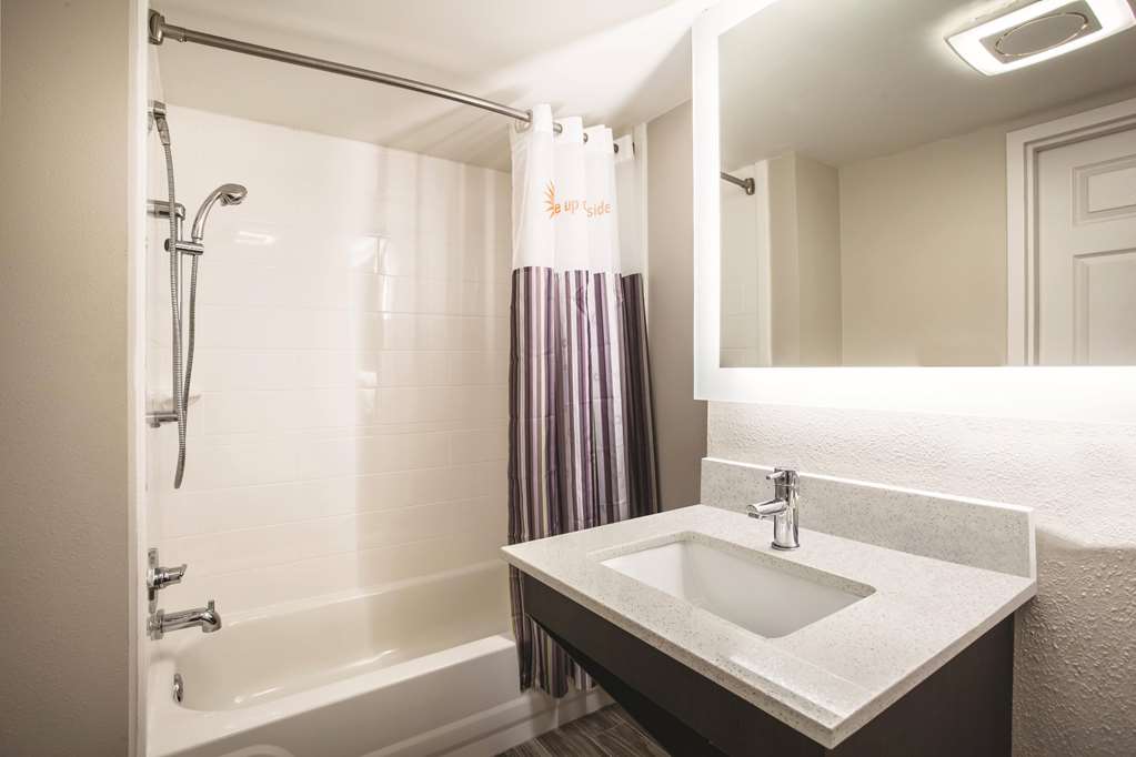 La Quinta Inn & Suites by Wyndham Clearwater South - photo 22