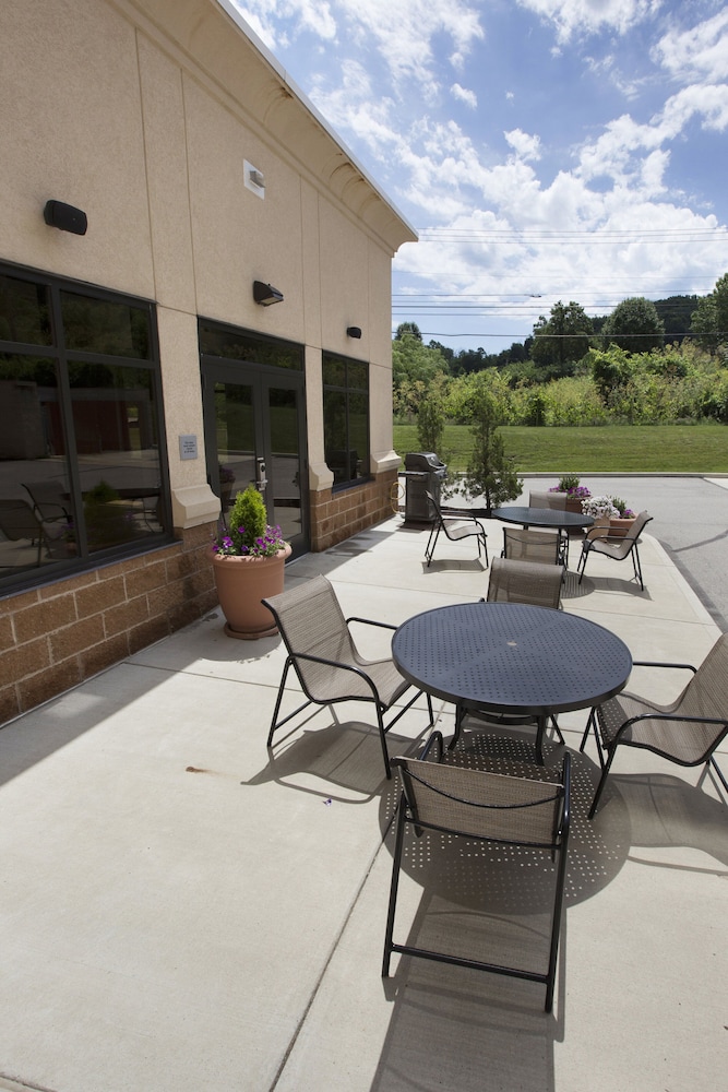 Hampton Inn Pittsburgh Bridgeville - photo 31