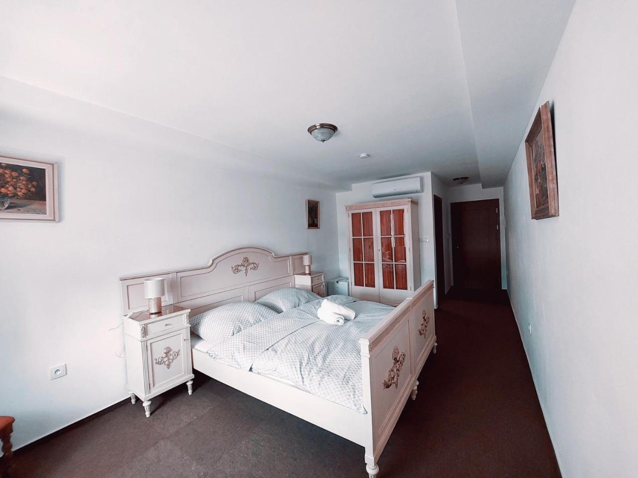 Hotel u Jindry - carbon neutral hotel in Zeleznice