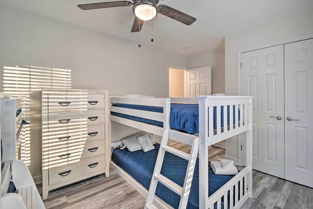 Murrells Inlet Home with Fire Pit Near Beaches — 4-Star Luxury Hotel in Myrtle Beach, United States
