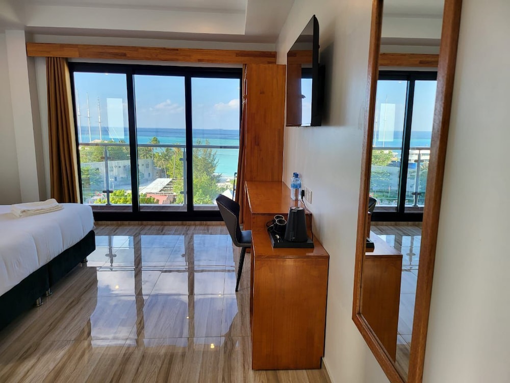 Aimi Beach — Male — photo 3