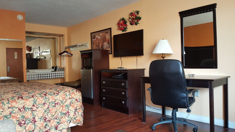 Camelot Inn - photo 2