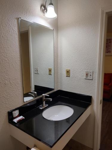 Economy Inn Richmond - photo 17
