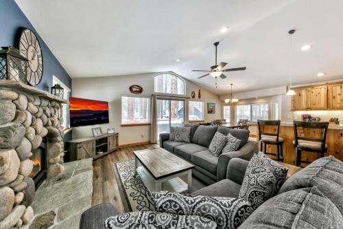 Grand Cabin Paradise Beautiful Yard BBQ Forest — 4-Star Luxury Hotel in South Lake Tahoe, United States