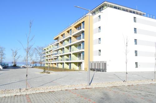 Siófok Ezüstpart Granada 4 Közvetlen Vizparti Luxus Apartman — 4-Star Luxury Hotel in Siofok, Hungary