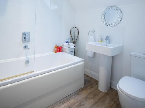 Gingerbread Cottage Part of the The Bay Filey Holiday Village with pool gym and direct beach access pub restaurant tennis and meadows walks