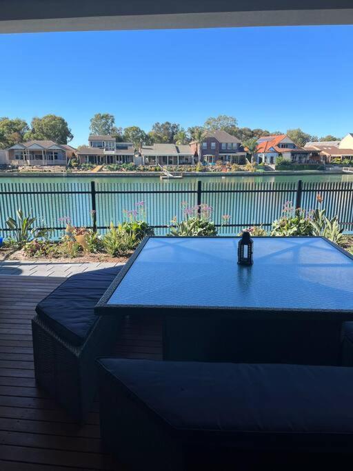 Luxury on the Lake — Cheltenham — photo 2