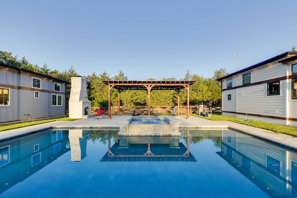 Shared Outdoor Pool & Patio: Whitney Retreat — hotel in Whitney