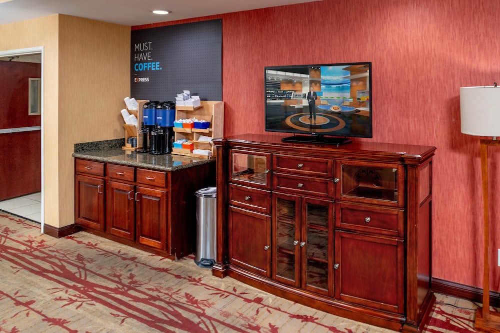 Holiday Inn Express Hotel & Suites Hazard by IHG - photo 47