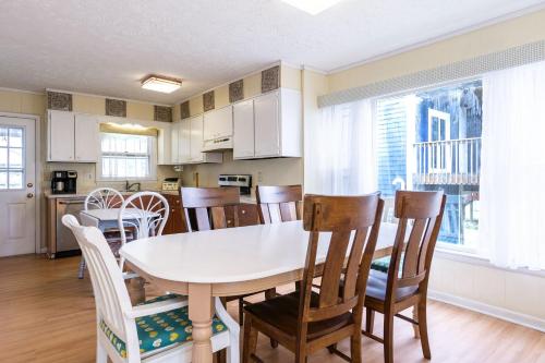 BeachyPeachyKeen by Oak Island Accommodations - photo 27