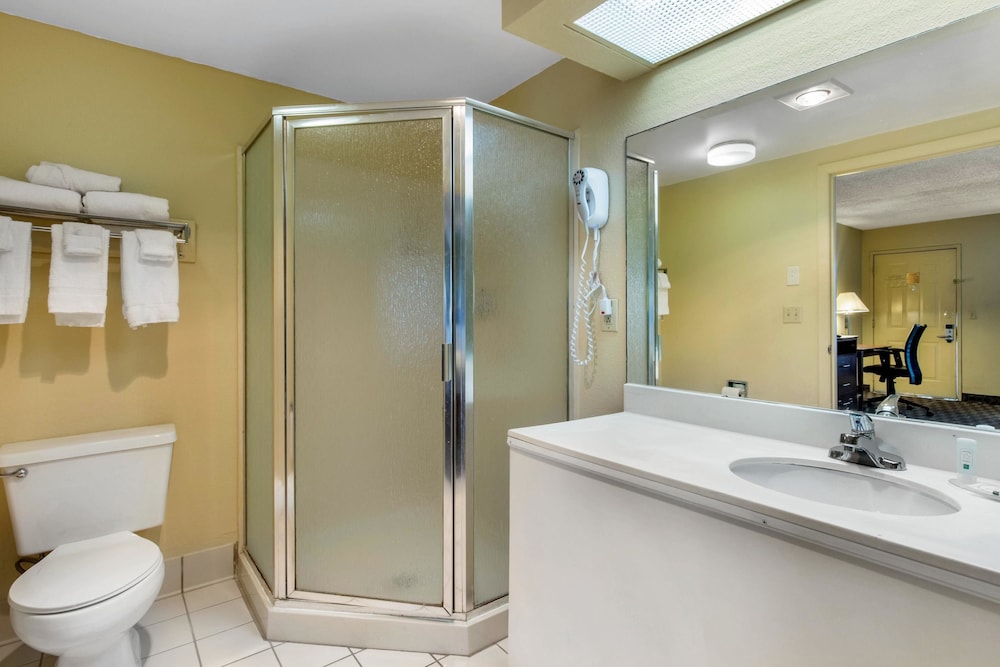 Quality Inn Lebanon - photo 42