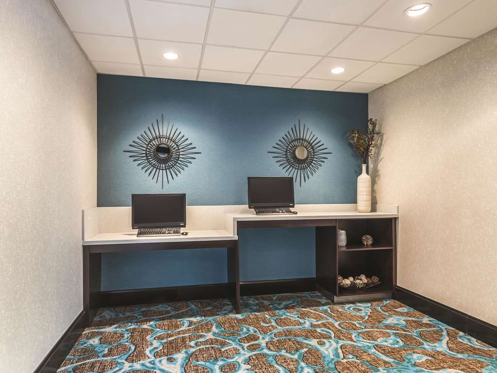 La Quinta Inn & Suites by Wyndham Dallas Grand Prairie South - photo 69