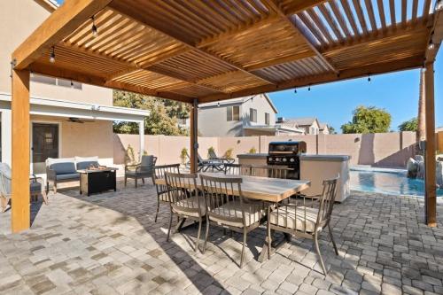 Sun Drenched Terrace: Chic w Grille Firepit Pool — Glendale — photo 2