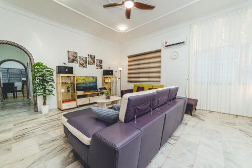 Batu Pahat Sri Jaya Villa 4BR 18pax w Pool table by Our Stay — 4-Star Luxury Hotel in Batu Pahat, Malaysia