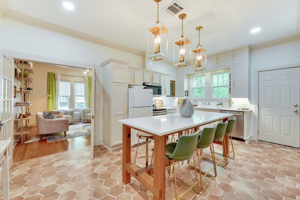 Charming Lake Charles Vacation Rental w Yard — 4-Star Luxury Hotel in Lake Charles, United States