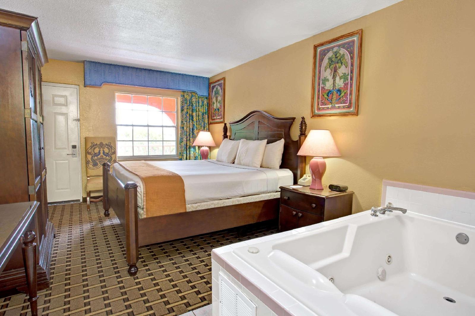 Howard Johnson by Wyndham Lake Front Park Kissimmee - photo 10