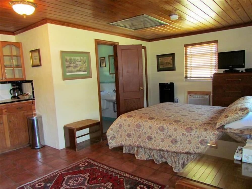 Yearling Restaurant and Cabins - photo 11
