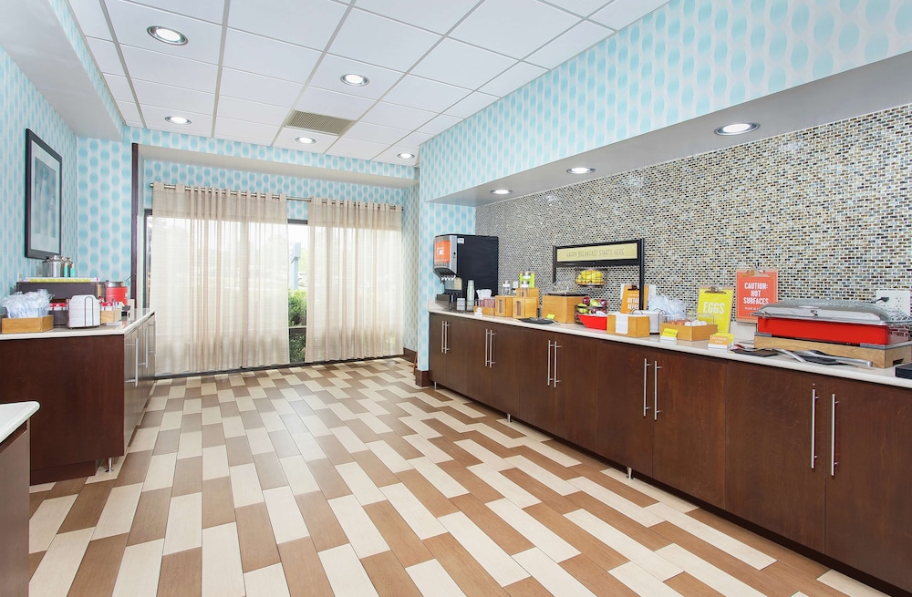 Hampton Inn Cullman - photo 28