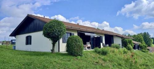 Ferienhaus Nr 105 Kategorie Komfort Feriendorf Hochbergle Allgäu — hotel in Lechbruck