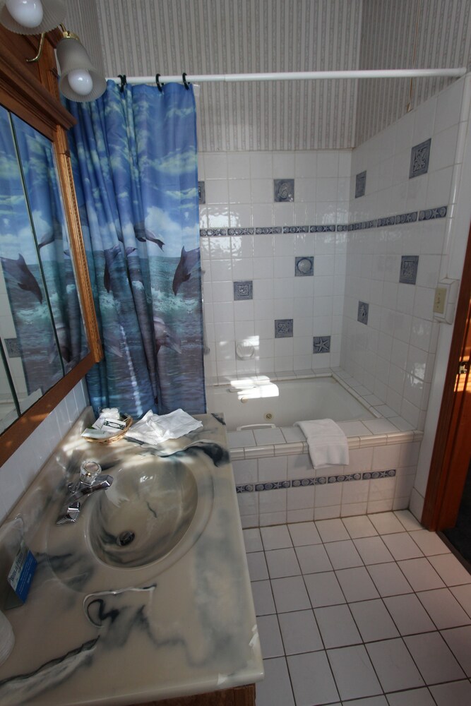 Edgewater Beach Inn - photo 52