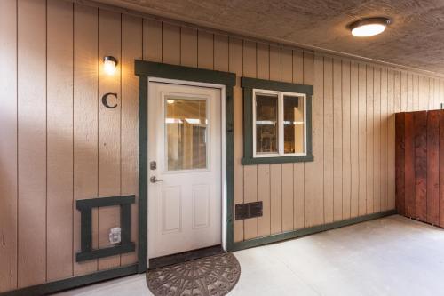 The Yellowstone Hideaway Unit C — 4-Star Luxury Hotel in West Yellowstone, United States