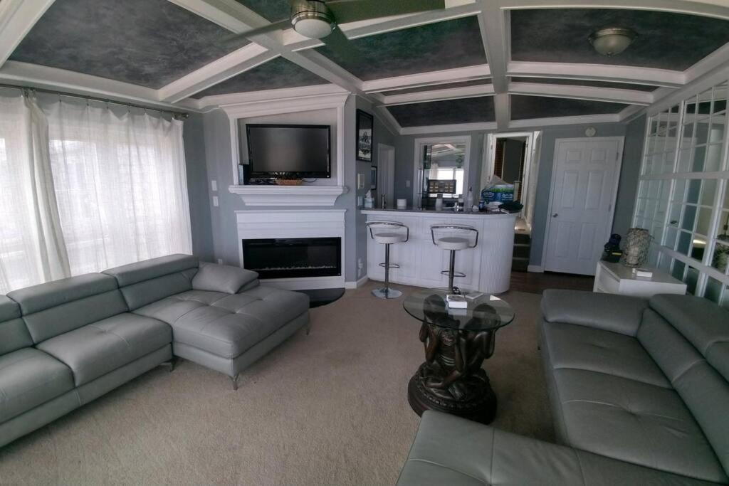 Modern 4bdr Oceanfront home — 4-Star Luxury Hotel in Virginia Beach, United States