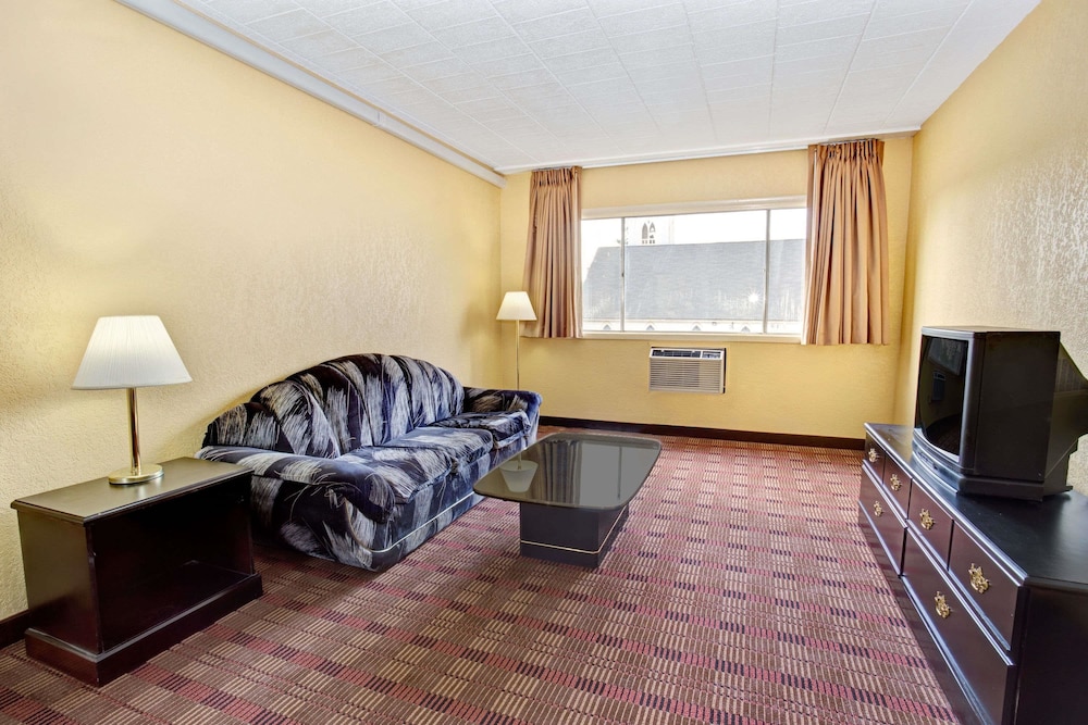 Howard Johnson by Wyndham Pikesville - photo 6
