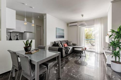 Beachfront Apartment in Voula W Balcony — 4-Star Luxury Hotel in Voula, Greece