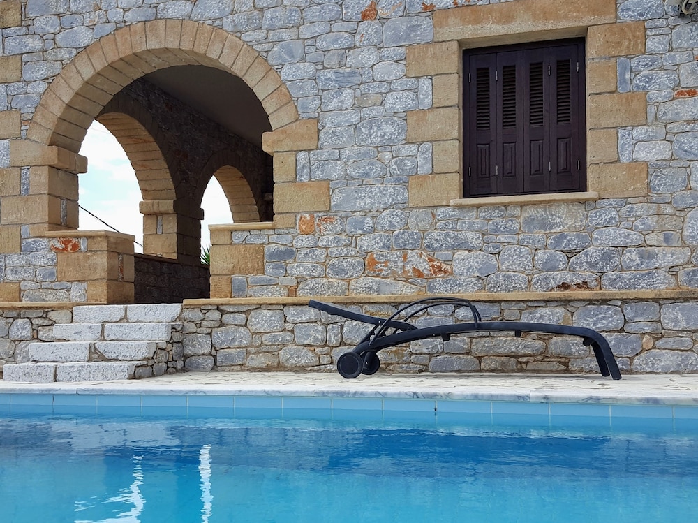 Rathimata villas — 4-Star Luxury Hotel in Neochori, Greece