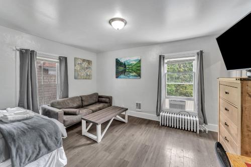 Pitcher's Paradise Apt 2 All Star Baseball Rentals — 4-Star Luxury Hotel in Oneonta, United States