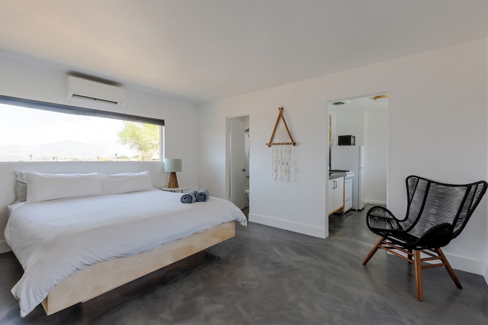 Desert Hot Springs Inn - photo 17