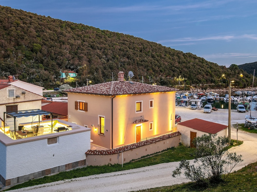 Villa Porto by Istrian Beaches — 4-Star Luxury Hotel in Marcana, Croatia