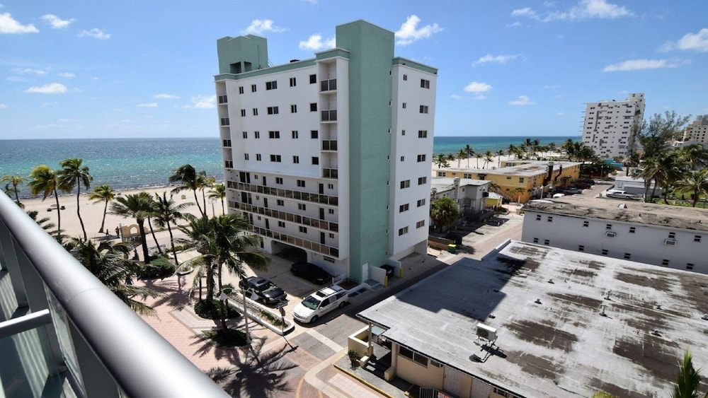 Spectacular 1 Bed Plus Den On To The Amazing Hollywood Beach Hollywood - photo 24