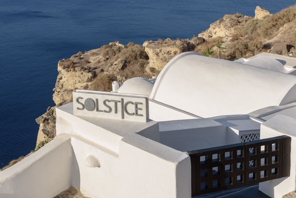 Solstice Luxury Suites - last minute hotel in Oia