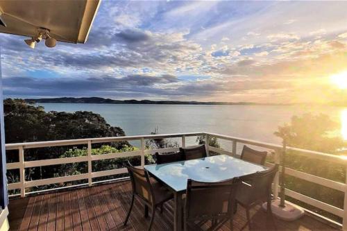 Beachfront bach w beautiful sunsets pizza oven handy to town — hotel near Whangarei Airport