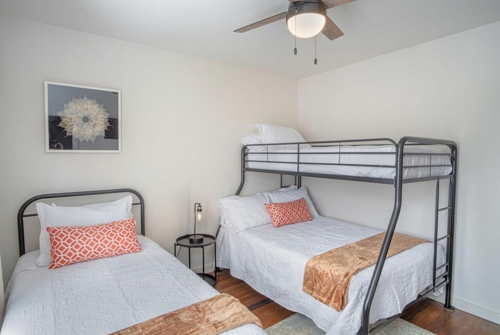 Dazzling 3 BR2 BA Home Near Downtown Tower Americas - photo 16